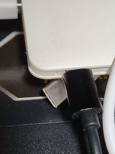 컴퓨터를 껏는데도 어떻게 충전이되는걸까요?의 1번 째 이미지