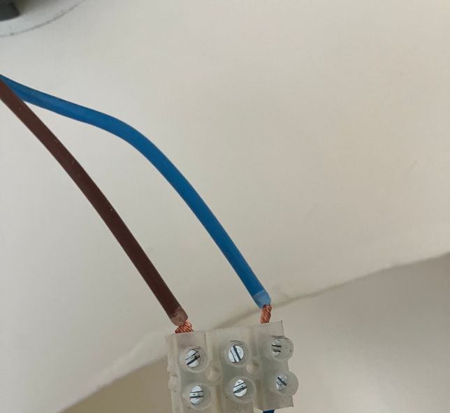 전등을 설치하고 스위치를 켜니 스파크가 튀었는데 이유가 뭘까요?의 0번 째 이미지