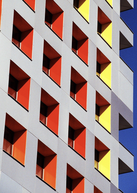 스티븐 홀의 시몬스 홀에서 창 색깔의 의미의 0번 째 이미지