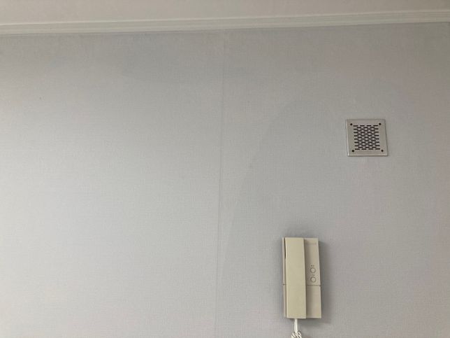 도배하고 들어온 새 집(구축아파트)인데 혹시 벽에 색이 다른 이유를 알 수 있을까요?의 0번 째 이미지