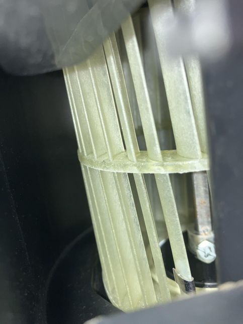 에어컨 송풍팬이 고정이 안됩니다 원래 이런건가요?의 0번 째 이미지