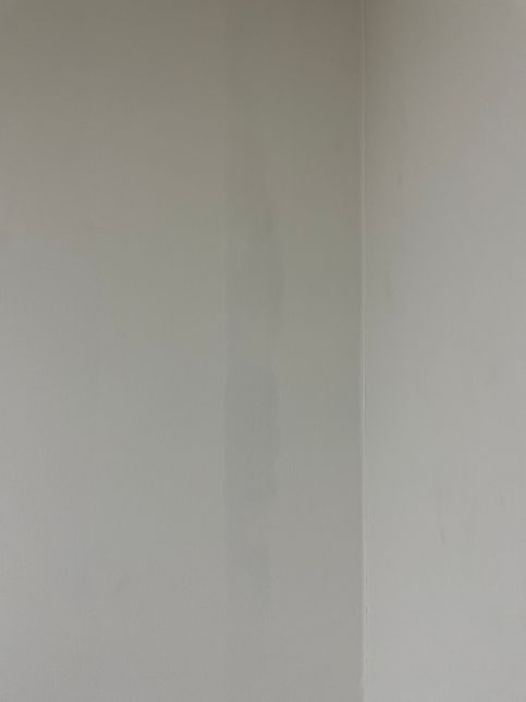 실크벽지로위로 젖은듯한 파란색으로 스며드는 이유는 무엇인가요?의 1번 째 이미지