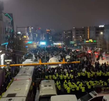 탄핵 찬성 집회에 태극기가 없는 이유가 뭘까요?의 0번 째 이미지