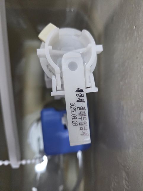 양변기물탱크일체형필벨브위에물이고여있는이유?의 0번 째 이미지