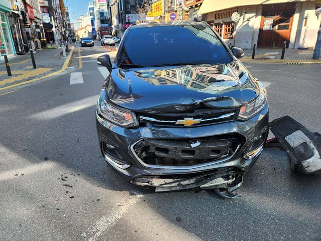 사거리 교통사고 가피해자 차량 경찰조사관의 1번 째 이미지