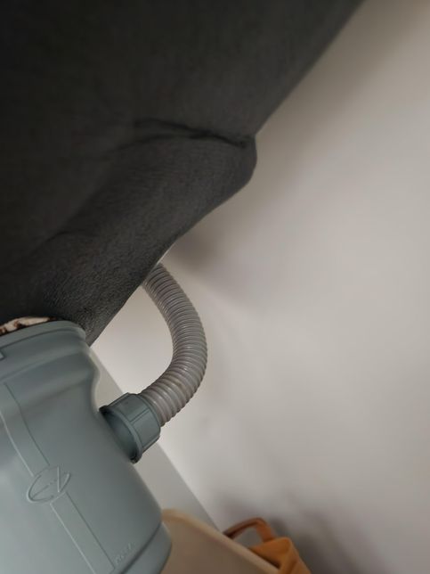 싱크대 밑에 보수한 흔적 이거 뭔가요?의 1번 째 이미지