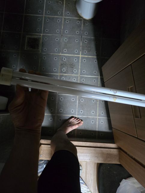 화장실 전구교체하려는데 도와주세요의 0번 째 이미지