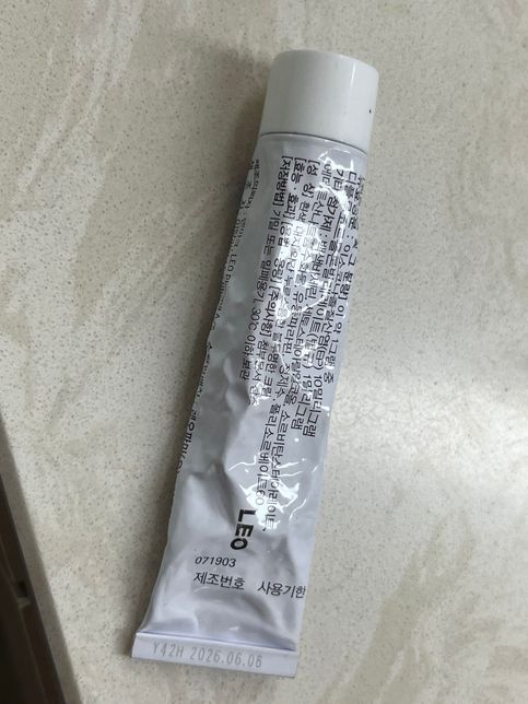 연고가 자꾸 저절로 양이 밀려나오고 뚜껑 사이로 질질새는데 왜이러나요?의 0번 째 이미지