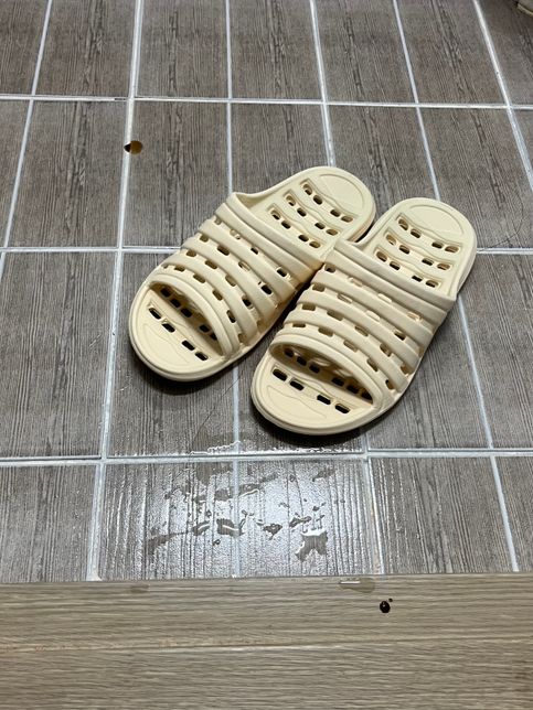 화장실에 이상한 검붉은 물방울 자국?의 1번 째 이미지