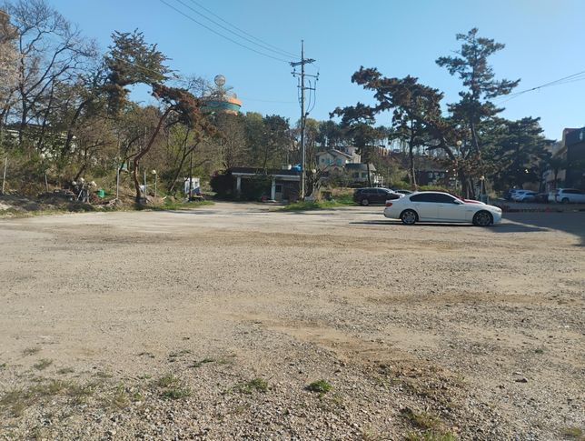 여기 부지 전체를 갖고 싶은데 카페 도 운영하는 땅 일부 소유주가 허락을 안해줍니다.의 1번 째 이미지