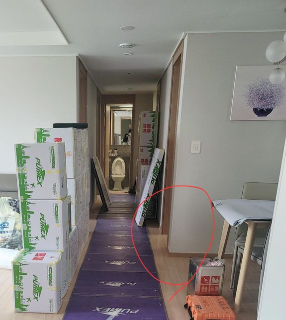 두 개의 사진에서 문틀이 뜬 부분의 차이를 식별할 수 있을까요?의 0번 째 이미지