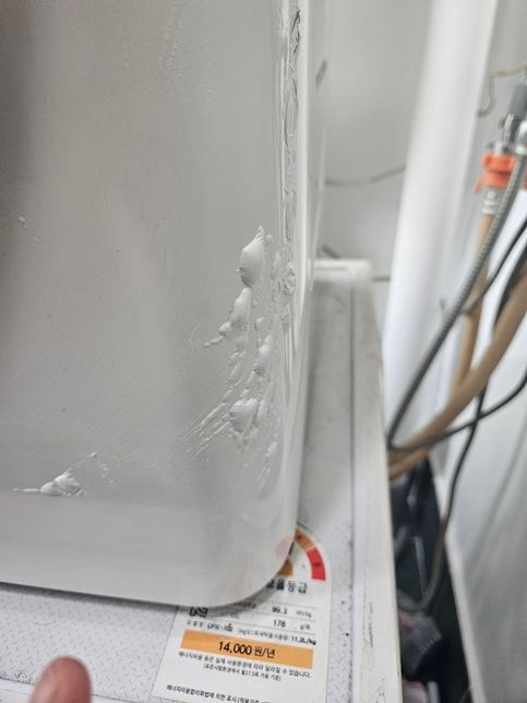 전세집 건조기 겉 시트? 비닐이 부풀어 올랐어요.의 1번 째 이미지