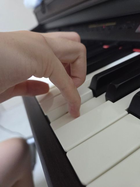 피아노 칠때 손모양 어떤게 맞나요??의 2번 째 이미지