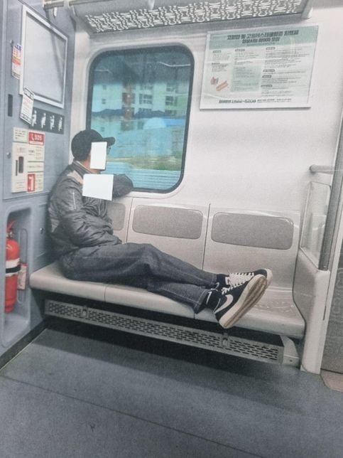 지하철 노약자석에 60대쯤 되보이는 남자가 의자 3좌석을 혼자서 차지하고 신발을 의자에 올리고의 0번 째 이미지