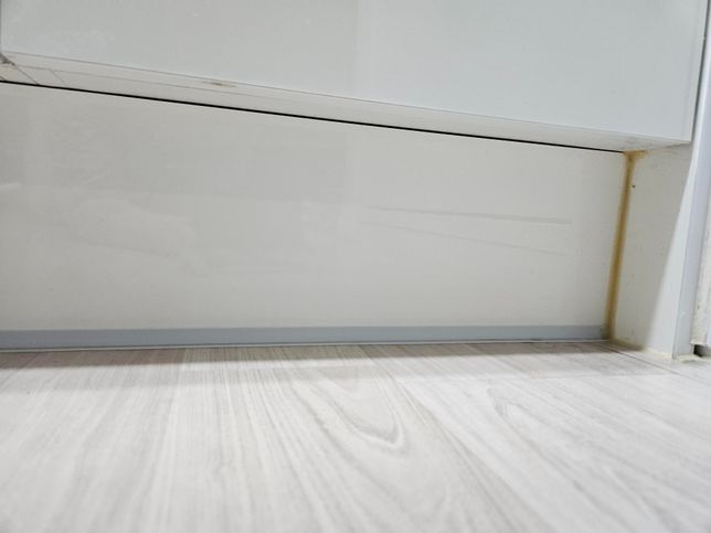 주방 밑에 하부장 열고 싶은데 실리콘이 막아놨어요의 0번 째 이미지