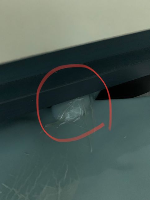 서랍장 사이에 물건이 껴서 도통 나오질 않습이다 도와두세요의 0번 째 이미지