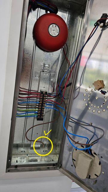 발신기 내 전선 하나가 연결이 안되어 있는데 이상이 없나요?의 0번 째 이미지