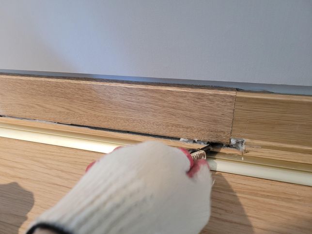 중문 교체 후 걸레받이 몰딩 부분 이질감으로 시공어떻게 해야될까요?의 1번 째 이미지