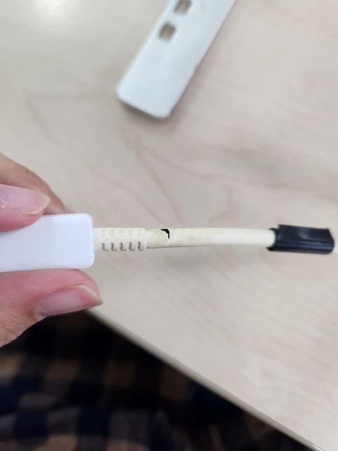 노트북 충전케이블 피복이 벗겨졌어요의 0번 째 이미지