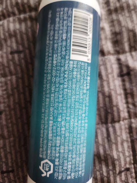 오피스텔 주방 상부장, 하부장에 뭐가 묻어서 약품을 발랐는데 허옇게 되었어요. 어떻게 지워야 하나요?의 1번 째 이미지