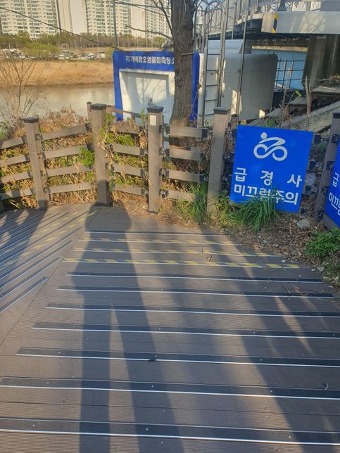 자건거타다 데크판 꺼짐 사고 인한 다처서입원사고영조물 보. 험 가능 할까요?의 0번 째 이미지