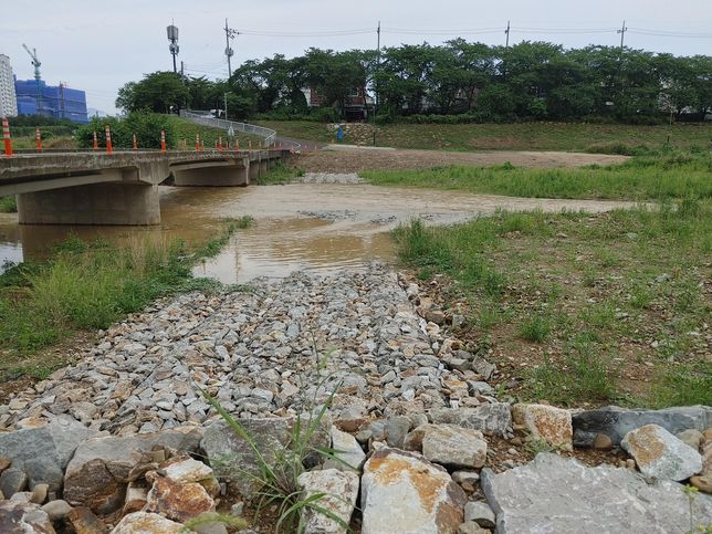 산 속 시골을 철거한 자리에 아파트도 짓고 강 근처 하류에 배수로를 정비하고 공사할 때는 왜 하천도 송두리채 파고 넓히면서 가꾸어야 되나요?의 0번 째 이미지