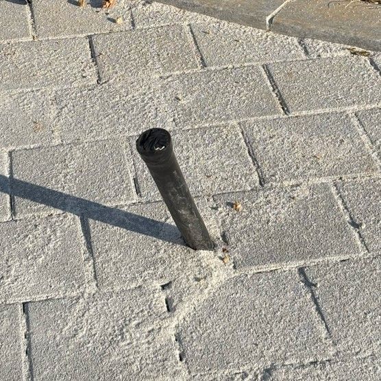 보도블럭에 튀어나온 검은 고무관의 정체?의 0번 째 이미지