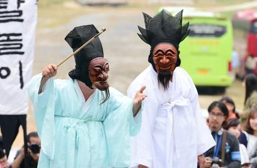 탈춤은 왜 한국 백성들을 웃기는 가면극이 되었나요?의 2번 째 이미지