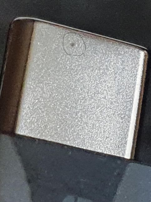 usb - c형 접촉 단자에서 아래 사진과 같은 부위는 사용시 문제가 없을까요?의 0번 째 이미지