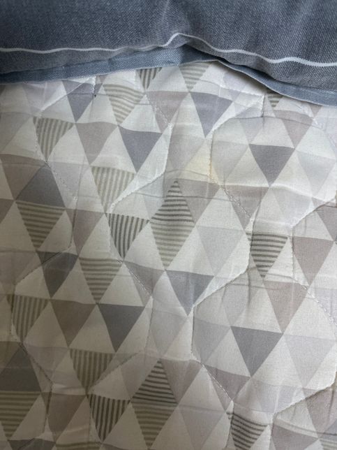 제가 잘때 온열 매트를쓰는데 오줌 얼룩같은게생겨요의 1번 째 이미지