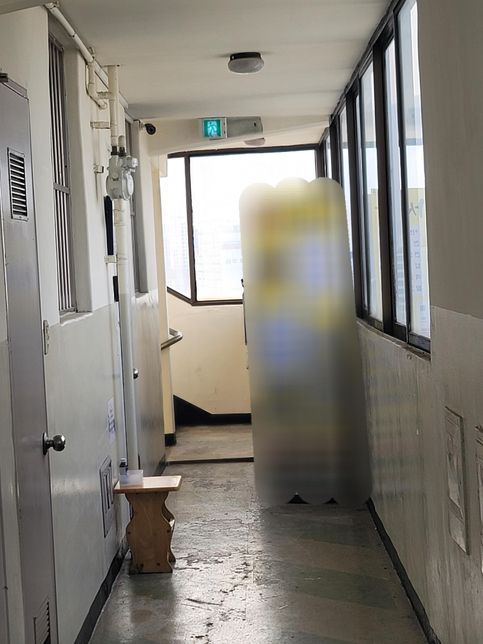 복도형 아파트 끝라인 거주자가 복도를 막았어요의 0번 째 이미지