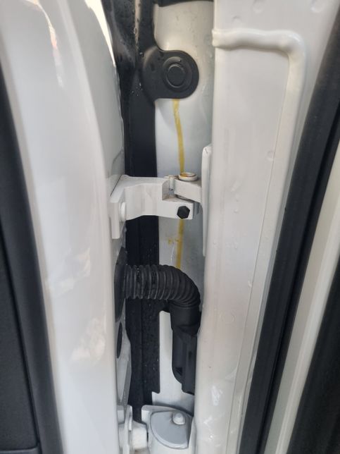 차량 앞좌석 문 사이 이건 무엇인지 문의드립니다.의 0번 째 이미지