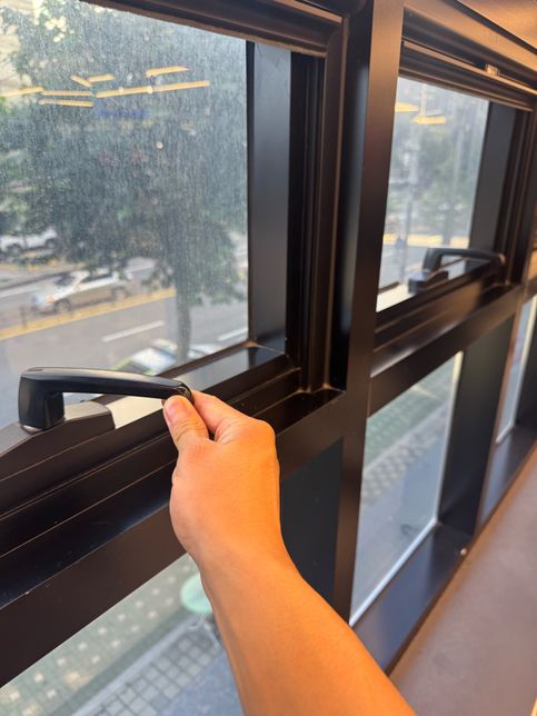 손잡이 돌리는 방식 창문 고장 수리 방법(안 열려요)의 1번 째 이미지