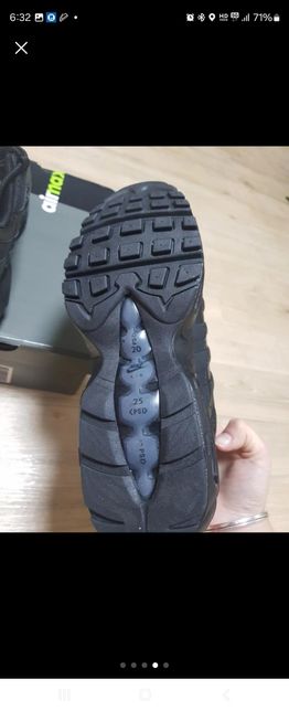 나이키 에어맥스 95 선물받았는데 주위에서 진품이 아니라고 하는데 아시는분 확인 부탁합니다의 1번 째 이미지