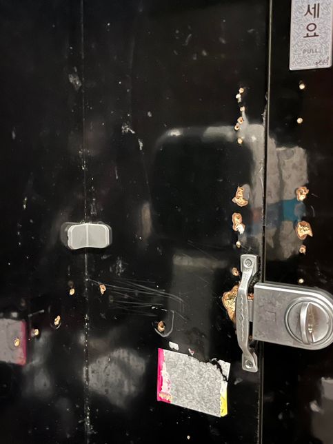 남자화장실 벽에도 구멍이 있나요?(몰카 관련)의 3번 째 이미지