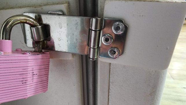 자물쇠로 냉장고를 잠궈야 하는데 나사못으로 박아도 되나요?의 0번 째 이미지