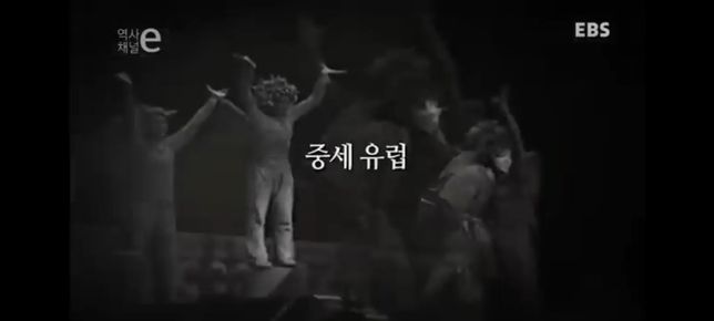 이 흑백사진 속 영화 제목이 무엇인가요?의 0번 째 이미지