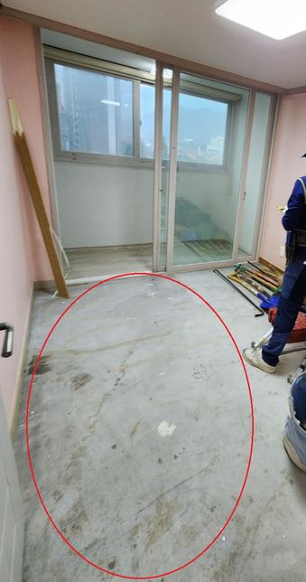 장판을 깔기전에 방 바닥에 생겨져 있는 곰팡이와 얼룩은 제거가 가능한가요?의 0번 째 이미지