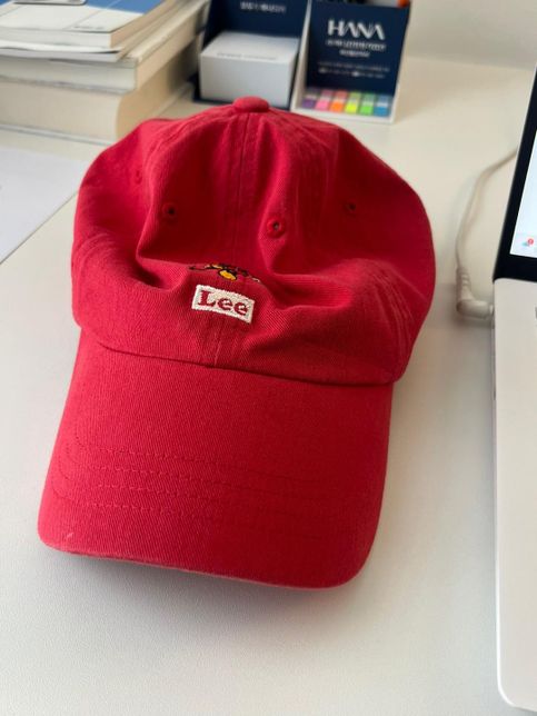 모자 앞부분이 살짝 검정색으로 얼룩이 졌는데 지우는 방법이 있나요?의 0번 째 이미지