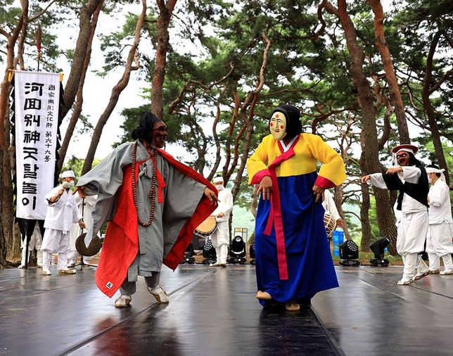 탈춤은 왜 한국 백성들을 웃기는 가면극이 되었나요?의 3번 째 이미지