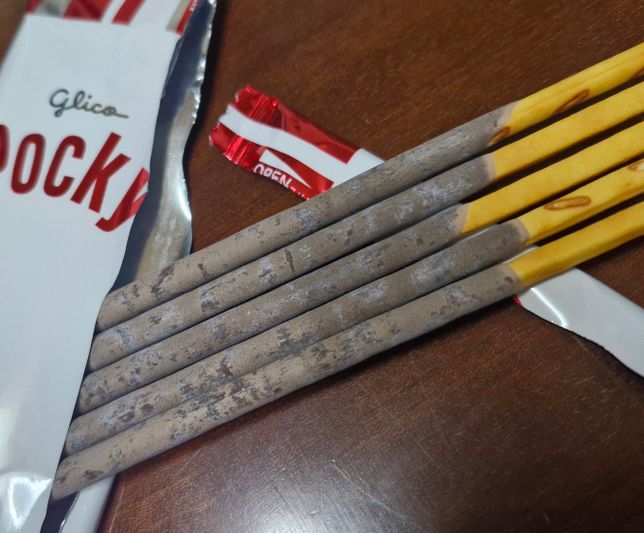 포키 과자에 초코렛이하얗게 변했어요의 0번 째 이미지