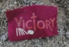 외국인들이 선관위 주변 화단에 이상한 쪽지를 묻었다고 하는데요.의 0번 째 이미지