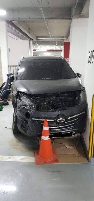 장애인이 탈취한 자동차로 차량이 사고를 당했습니다.의 0번 째 이미지