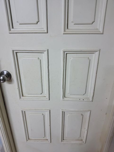 수십년 세를 줬더니 집안 방문을 흰색으로 자가도색을 했는데 보기 싫네요 전문가에게 재 색칠맡기고 싶은데 어디로 연락해야할까요의 0번 째 이미지