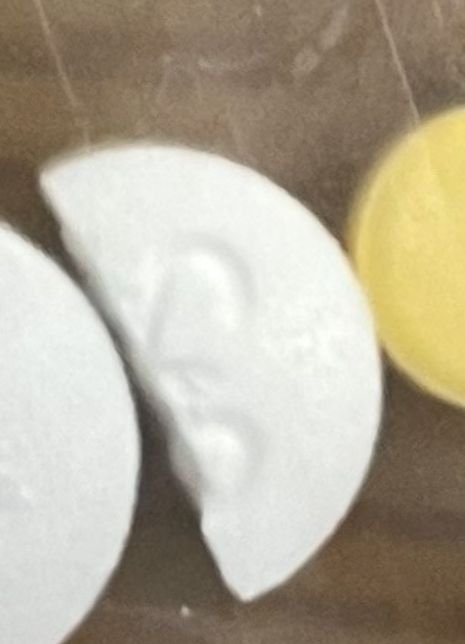 반쪽짜리 약을 붙여봤는데 무슨 약일까요?의 1번 째 이미지