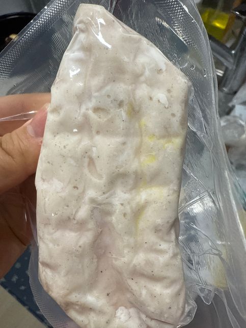 닭가슴살에 포장에 노란색?? 이렇게 배송이 왔는데 먹어도 괜찮을까요?의 0번 째 이미지