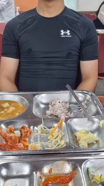 오른쪽 어깨(질문자 기준)가 눈에 띄게 더 넓은데 어떡하나요의 0번 째 이미지