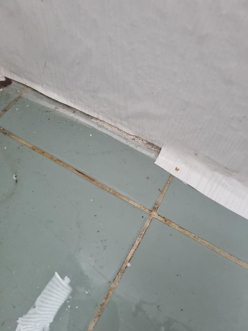 세탁실 뒷배란다 바댁에 물이있어요~의 0번 째 이미지