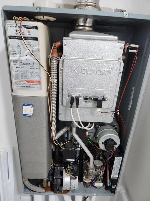 오래 된 아파트 매매후, 다음날 매수측에서 보일러통 물 샌다고 연락받았습니다의 0번 째 이미지