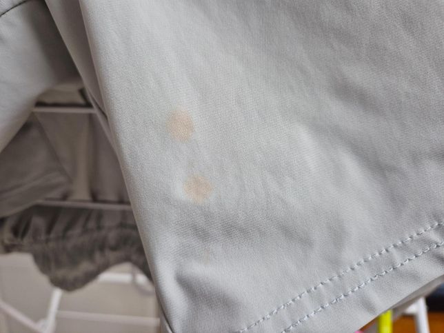 옷에 묻은 빨간 자국 어떻게 지울까요?의 0번 째 이미지